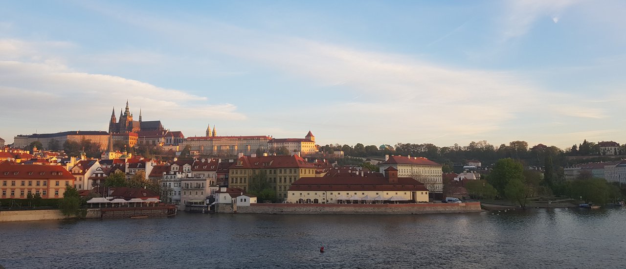 cover แสงเช้า สะพาน Charles ... ไป มา ยัง?