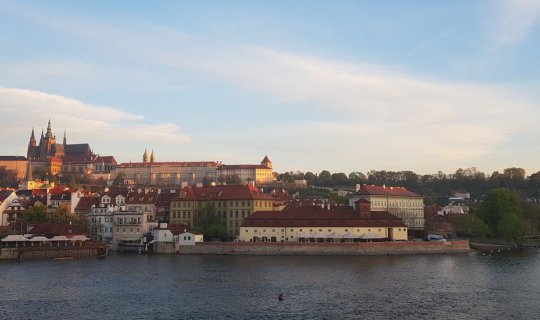 cover แสงเช้า สะพาน Charles ... ไป มา ยัง?