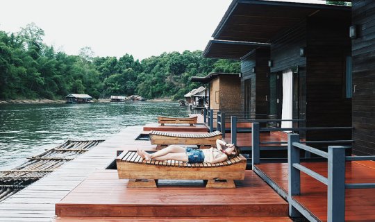 cover ทริปไฟไหม้!! ไปเล่นน้ำตก ล่องแพกาญญญญ X พร้อมพักแพริมน้ำสุดชิล แพบ้านโยค