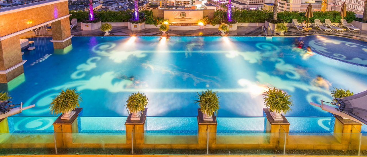 cover The Berkeley Hotel Pratunam เด็ดที่บุฟเฟ่ต์ เทใจให้ซูชิบาร์ หรูหราทุกสัมผัส