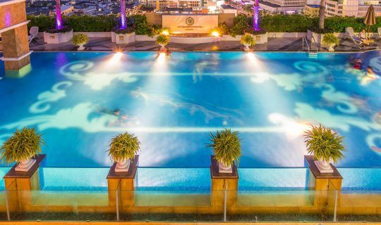 cover The Berkeley Hotel Pratunam เด็ดที่บุฟเฟ่ต์ เทใจให้ซูชิบาร์ หรูหราทุกสัมผัส