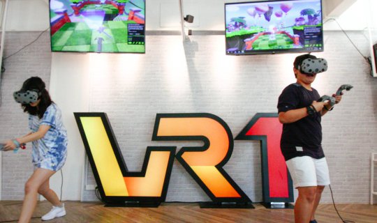 cover VR1 ทองหล่อ : คาเฟ่เกมส์ VR ข้ามมิติ ไปมันส์บนโลกเสมือนจริง!