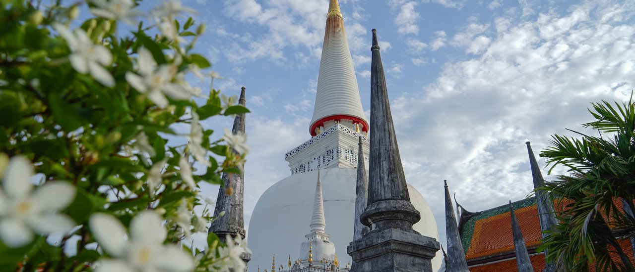 cover ๑ ใน ๑๒ เมืองต้องห้ามพลาด ... นครศรีธรรมราช ... นครสองธรรม กับ นายฟ้าใส