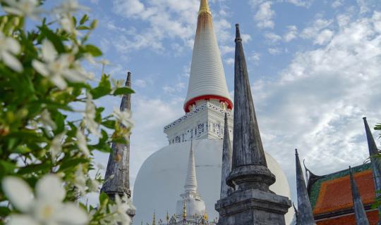 Cover A  Must-Visit City ... Nakhon Si Thammarat ... Nakhon 2 Thams with N...