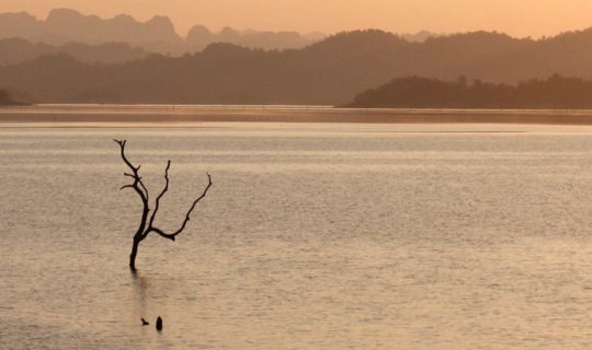 cover Pom Pee, Sleeping in the tent, watching a breathtaking star and catching the sunset view. (Two days and one night with hundreds baht budget)