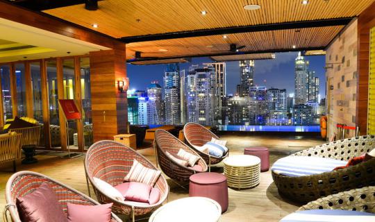cover .......One Night in Bangkok @ Hotel Indigo โรงแรม อินดิโก กรุงเทพ ถนนวิทยุ กับ แม่ประนอม กันครับ