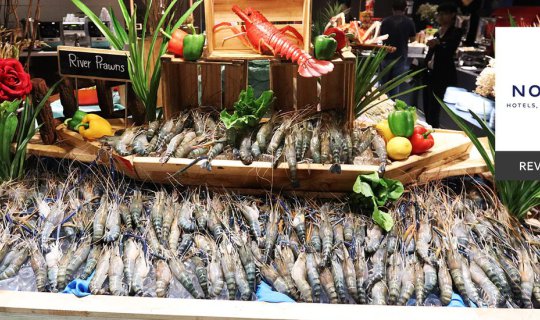 cover บุฟเฟ่ต์ผสานกำลัง “กุ้งแม่น้ำและแซลมอน” ถล่ม 4 ชม.ไม่ถึงพัน ที่ The SQUARE, Novotel Bangkok Platinum Pratunam