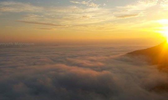 cover ทะเลหมอกแดนใต้ เขารังเกียบ อุทยานแห่งชาติน้ำตกทรายขาว ความงามชวนหลงใหล ภาพถ่ายจากปลายด้ามขวาน