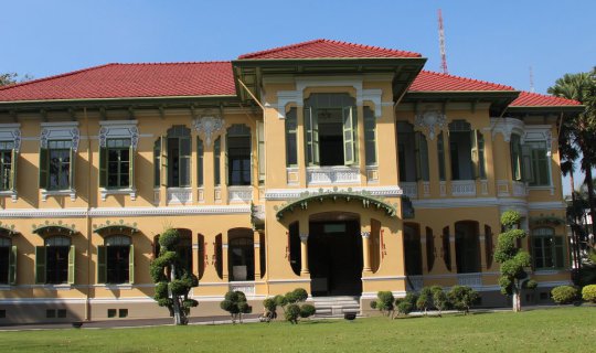 Cover รื่นรมย์ชม "วังปารุสกวัน & พิพิธภัณฑ์ตำรวจ"...