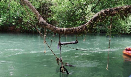 Cover ไปเล่นน้ำ ล่องเรือยาง พายเรือเล่น นั่งชมวิว ที่แบมบูริเวอร์เฮาส์ แก่...