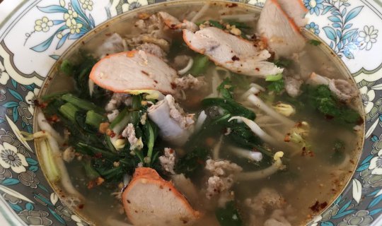 Cover ก๋วยเตี๋ยวรองท้องก่อนทางขึ้นเขาใหญ่ ชามละ 35 บาท...