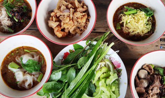 cover มีดีมากกว่าก๋วยเตี๋ยว! กับ อุ๋ย ก๋วยเตี๋ยวเรืออยุธยาเจ้าดังบนถนนนาคนิวาส