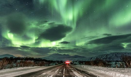 cover Aurora Hunter in Iceland แสงเหนือ หิมะ สระน้ำ และ น้ำตก