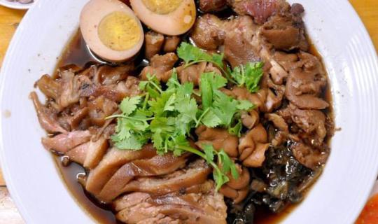 cover รีวิวเล็กๆ ขาหมูราชวงศ์ ที่ร้านครัวราชวงศ์ ถนนนางลิ้นจี่