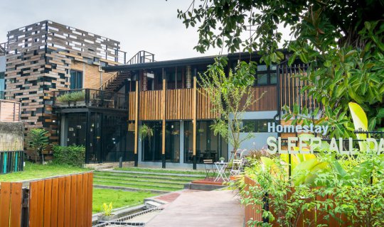 cover นอนบ้านไม้กระดาน นั่งรถรางแอ่วเมืองเชียงราย