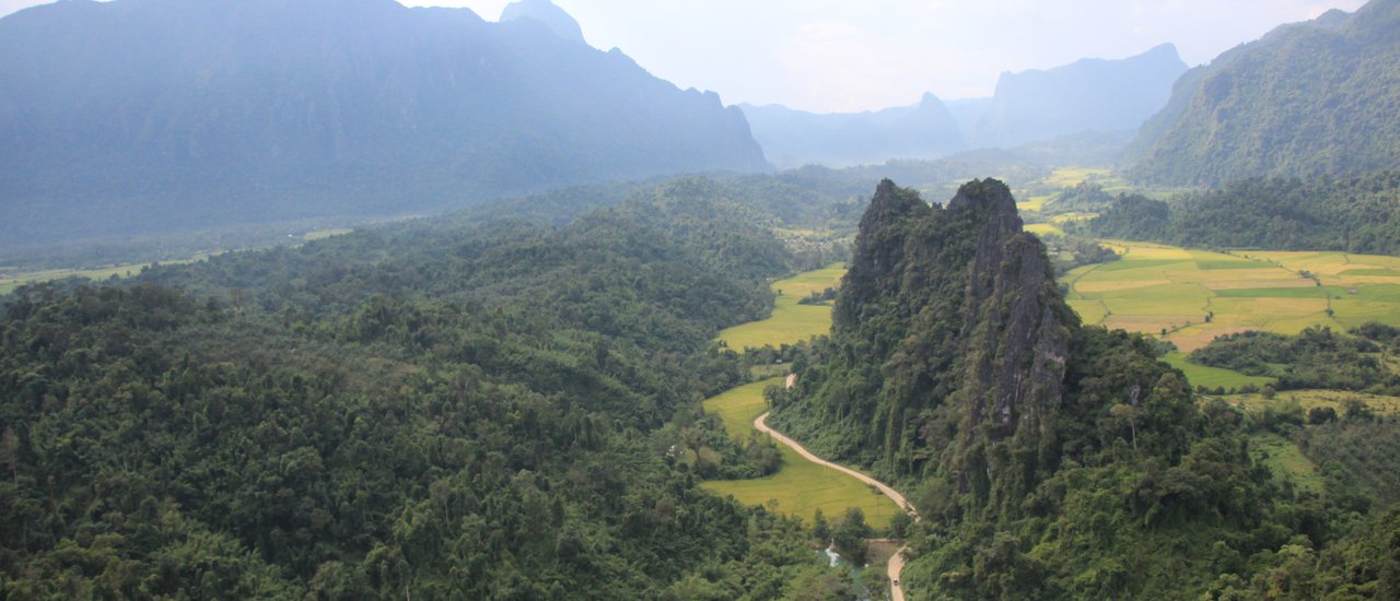 cover ลาววนซ้าย : ผาหนามไซ (ผาวัดใจระยะสั้นแห่งใหม่ของวังเวียง)