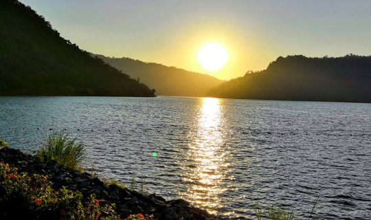 cover นอนริมคลอง รอไปชมพระอาทิตย์ขึ้นที่เขื่อนขุนด่านฯ