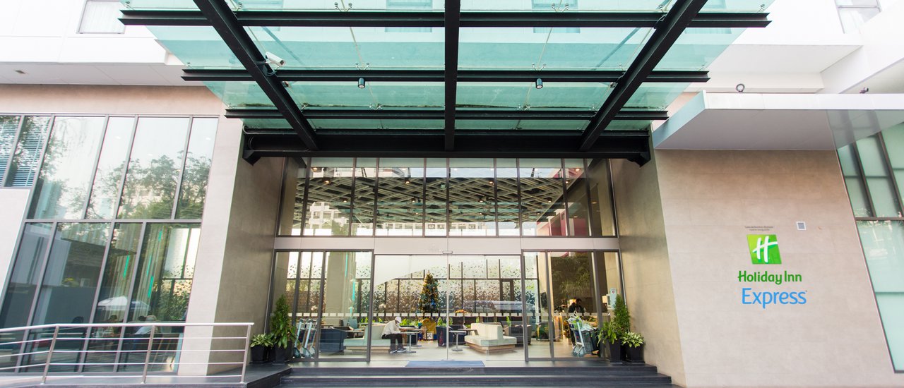cover Holiday Inn Express Bangkok Soi Soonvijai