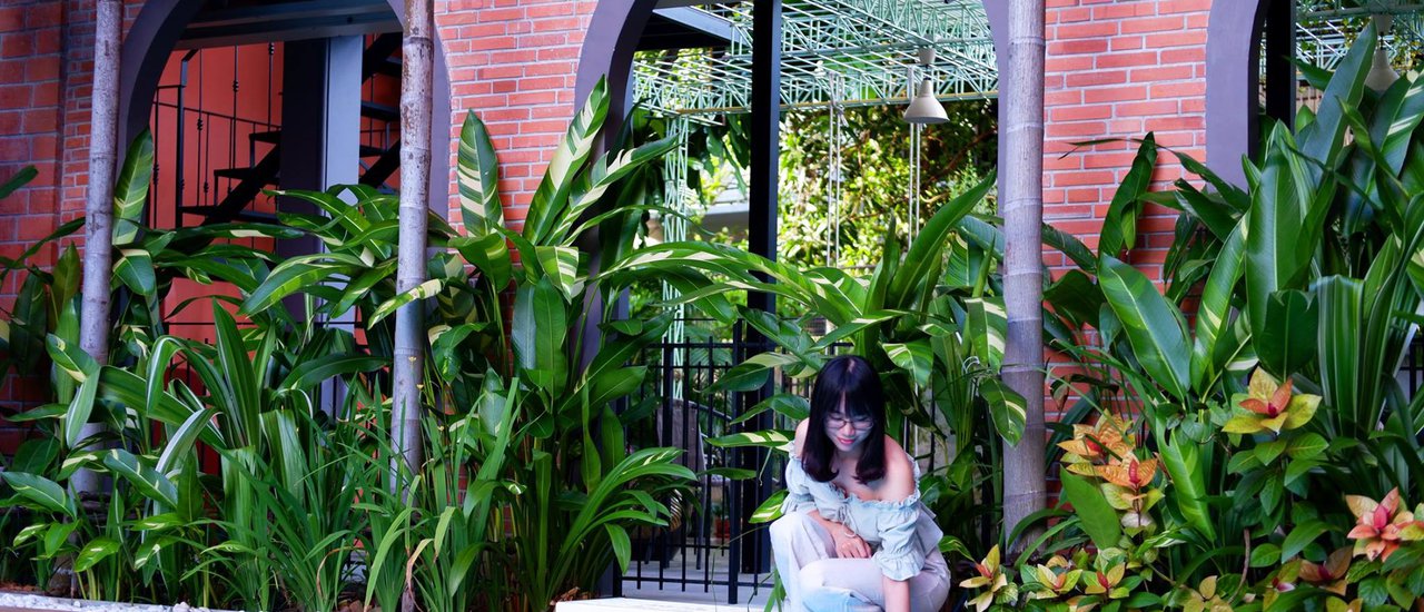 cover บ้านสวนพรานนก เรสซิเดนท์ : โรงแรมสีส้มอิฐสไตล์โมรอคโค