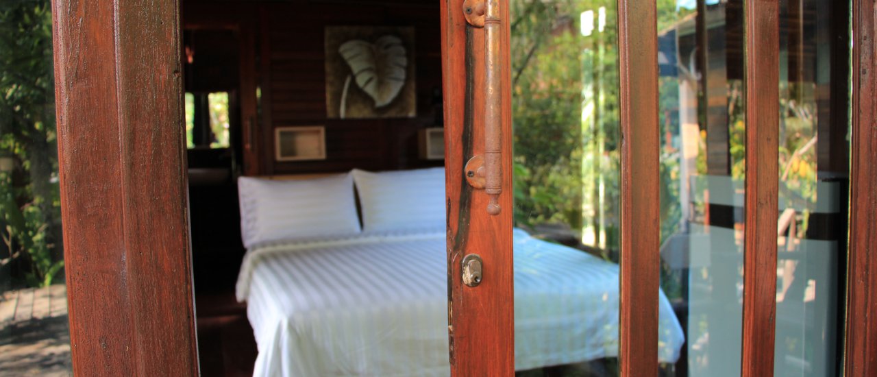 cover สุพรรณฯเข้มข้น : วัดเขาขึ้น, ตลาดบ้านระจัน, Rustic Charm ที่พักงามริมน้ำท่าจีน