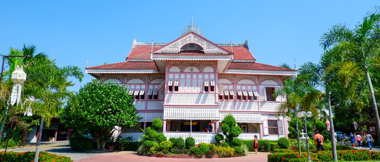 cover เที่ยว "คุ้ม" เมืองแพร่ ชมสถาปัตยกรรมบ้านขนมปังขิง