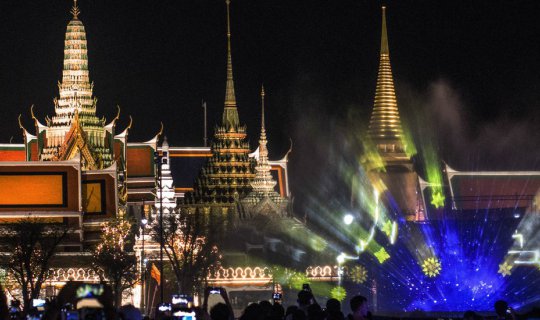 Cover ยิ่งใหญ่ตระการตา ม่านน้ำ  ไฟประดับ เนื่องในงานพระราชพิธีบรมราชาภิเษก...