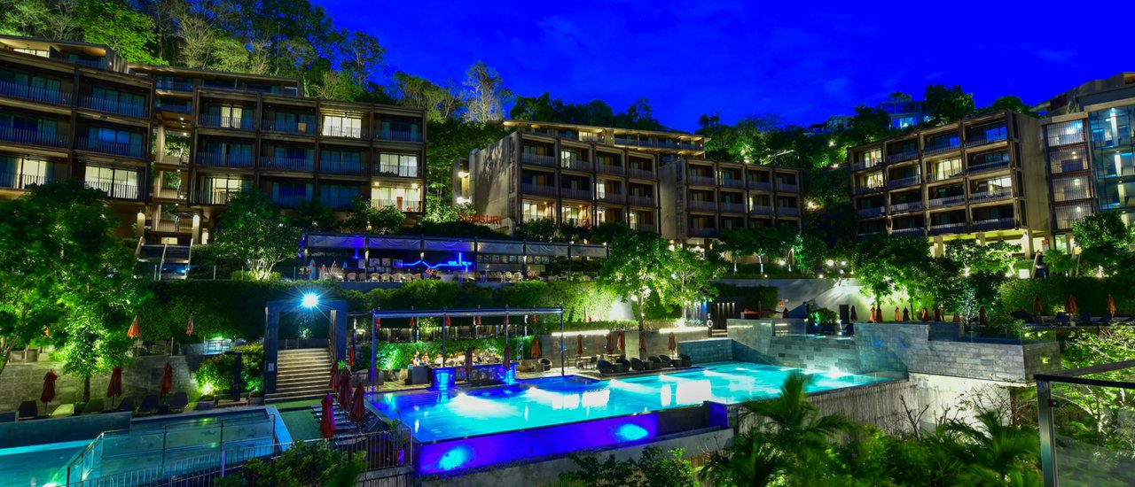 cover ...โรงแรมสันติ์สุริย์ ภูเก็ต (Sunsuri Phuket Hotel) โรงแรมสุดชิวบนเนินเขาหาดในหาน กับ แม่ประนอม จ้า