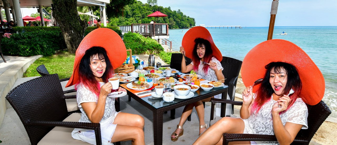 cover ....สุดทางรักที่ หาดป่าตอง กับ อมารี ภูเก็ต โรงแรมติดหาดป่าตอง ที่เห็นวิวโค้งอ่าวป่าตองเต็มๆ กับแม่ประนอม จ้า