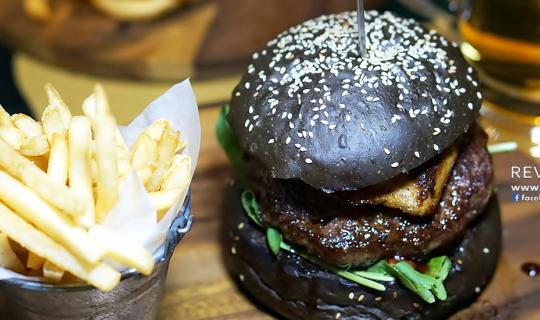 cover Dee Lounge Beer Garden @ Novotel Bangkok Ploenchit Sukhumvit [Beer and Burger Promotion 2016]