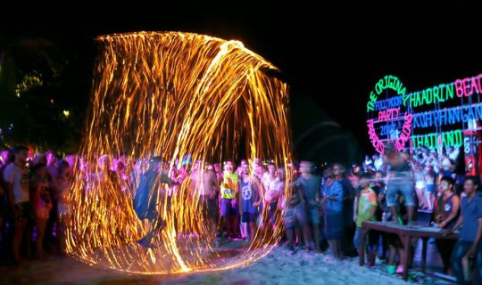 cover "Full Moon Party" เกาะพะงัน : ฉบับผู้หญิงคนเดียว