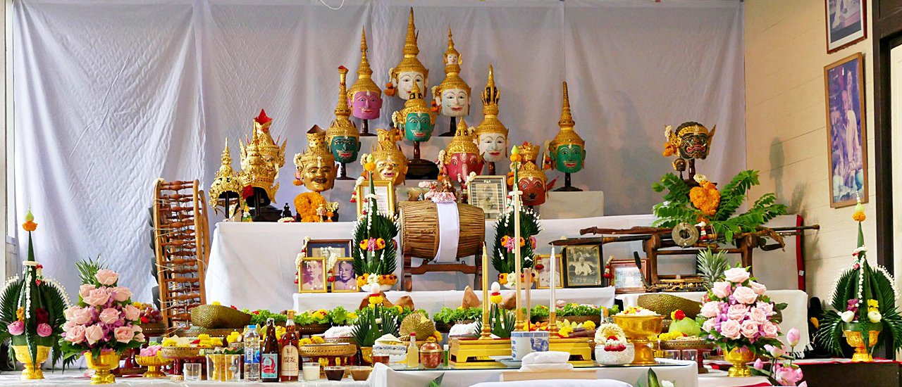 cover พิธีไหว้ครูและครอบครูวิชาดนตรีไทย บ้านครูมนตรี ตราโมท ปี 2562