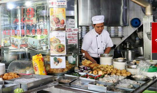 cover ต้องลอง! ลูกชิ้นปลาเจ้าดังที่ Ah Koong Restaurant สาขา Jalan Pudu ใน Kuala Lumpur, Malaysia