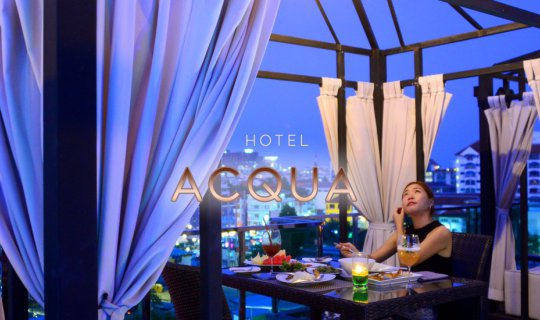 cover | Life on Top  | เหนือสีสันกลางเมืองพัทยา ​ACQUA HOTEL