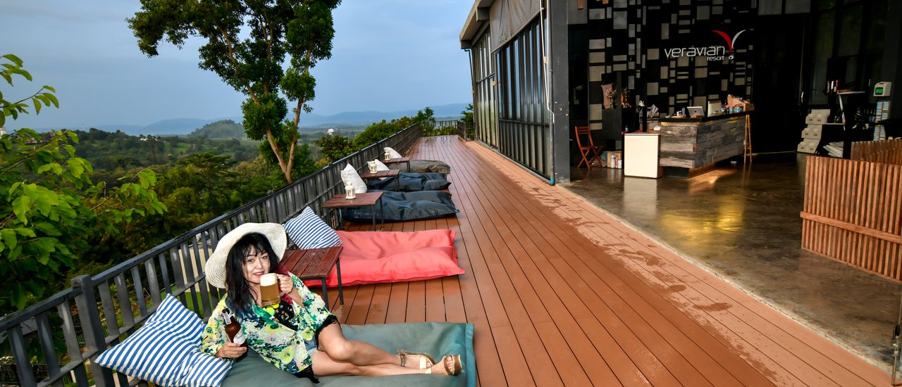 cover ฉบับที่ 211 ...หนาวนี้ มาเวียนเวลา ที่ เวลาเวียน รีสอร์ท เขาใหญ่ – วังน้ำเขียว Veravian Resort กับ แม่ประนอม กันจ้า