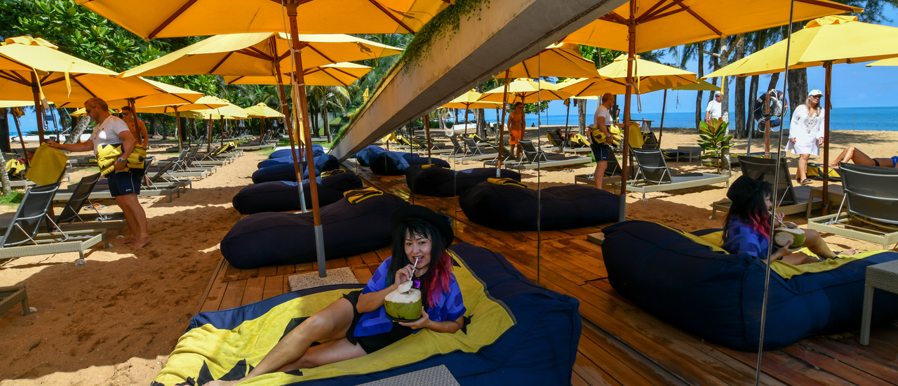 cover ฉบับที่ 213 ...โรงแรม ลาเวล่า เขาหลัก (La Vela Khao Lak) โมเดิ้ลดีไซด์โฮเทลสุดเก๋ กับแม่ประนอม จ้า