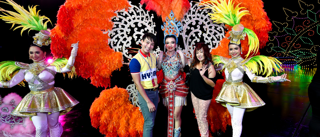 cover ...“คาร์นิวัลเมจิก” ธีมปาร์คคาร์นิวัลสไตล์ไทยที่เดียวในโลก! ที่ภูเก็ต จัดเต็มแสงสีเสียงโชว์อลังการ กับ แม่ประนอม จ้า