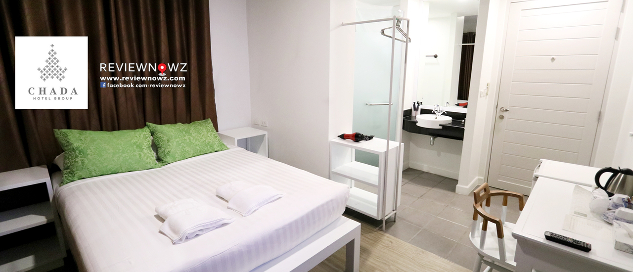 cover ขาวทั้งโรงแรมกับห้องพักแบบ Deluxe Room ที่ Chada @ Nakhon Hotel นครศรีธรรมราช