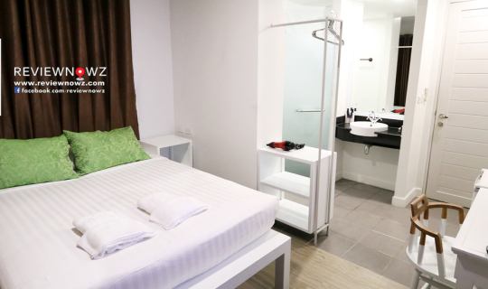 cover ขาวทั้งโรงแรมกับห้องพักแบบ Deluxe Room ที่ Chada @ Nakhon Hotel นครศรีธรรมราช