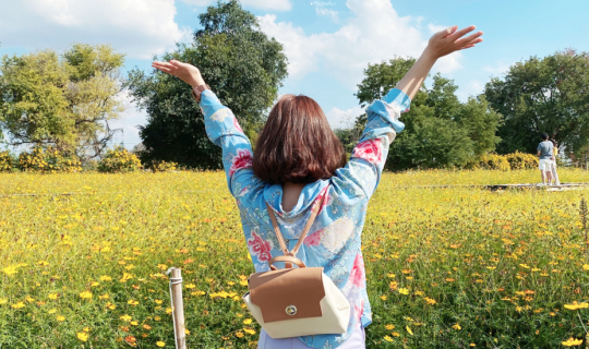 Cover "กระเพรา & coffee" คาเฟ่สุดชิล วิวสะพานไม้ท่ามกลางทุ่งดอกดาวกระจาย �...