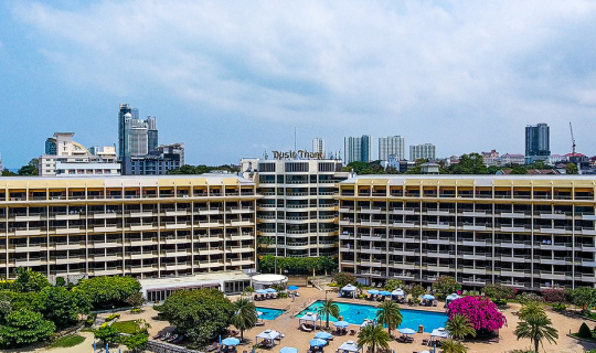 cover Dusit Thani Pattaya (โรงแรมดุสิตธานี พัทยา) งามสง่าคู่หาดพัทยา 🌼