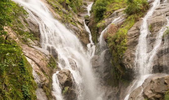 cover "น้ำตกเปรโต๊ะลอซู"  เดินป่าหน้าฝน / คนละ 1930 บาท !