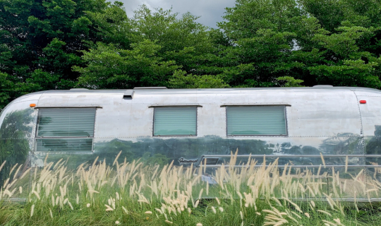 Cover ที่พักรถบ้าน airstream ที่ จัมทราแคมป์ปิเนส นครปฐม...