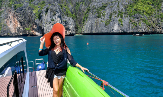 cover …วันเดย์ทริป เกาะ พี พี  แบบ VIP  ด้วยเรือ Speed Catamaran ของ Andaman Passion กับ  แม่ประนอม จ้า