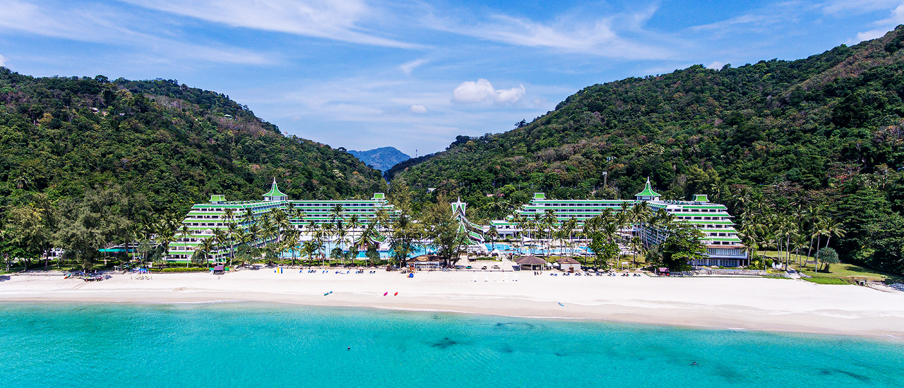 cover Le Méridien Phuket Beach Resort  เติมเต็มชีวิตในวันพักผ่อนสบายๆริมชายหาด