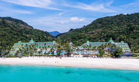 cover Le Méridien Phuket Beach Resort  เติมเต็มชีวิตในวันพักผ่อนสบายๆริมชายหาด