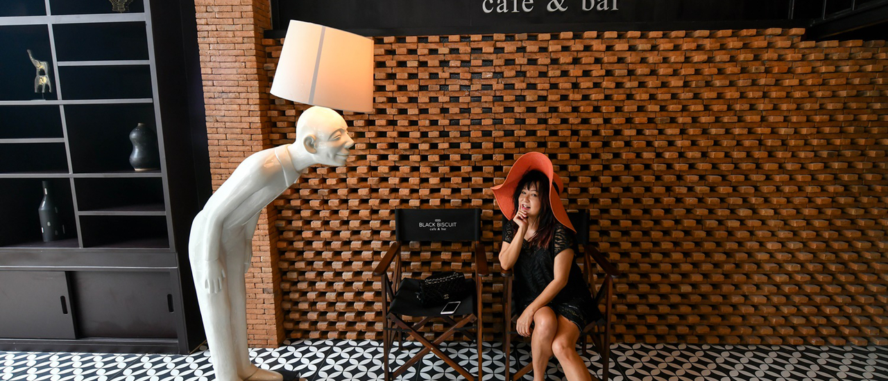 cover … กินดี อยู่สบาย ที่ โรงแรม นอร์ท ฮิลล์ ซิตี้ รีสอร์ท เชียงใหม่ NORTH HILL CITY RESORT กับ แม่ประนอม จ้า