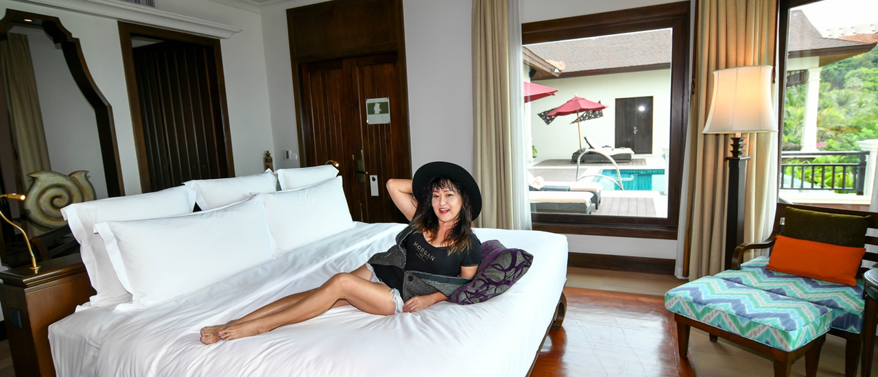 cover … ชีวิตติดหรูที่   อินเตอร์คอนติเนนตัล พัทยา   InterContinental Pattaya Resort  กับ  แม่ประนอม จ้า