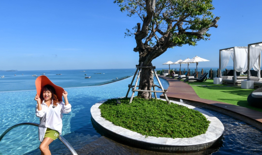 cover …รีวิว ฮิลตัน พัทยา   Hilton Pattaya Hotel   โรงแรมสุดหรูคู่พัทยา  ที่ดีที่สุดในพัทยา กับแม่ประนอม จ้า