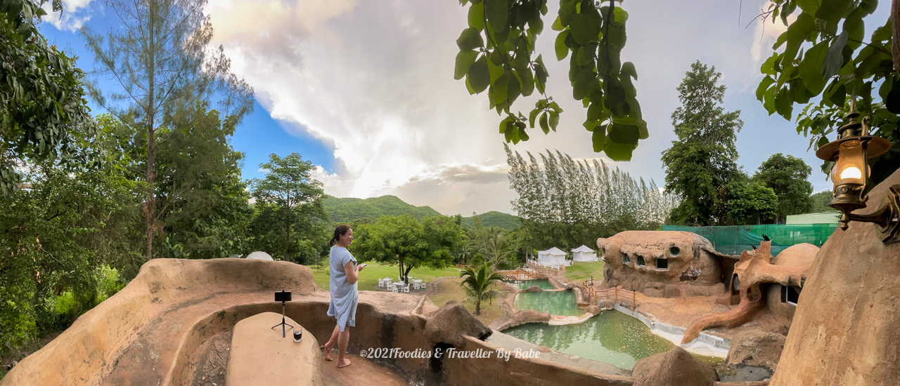 cover บ้านพักที่มีสไตล์ มีศิลปะล้อมรอบด้วยภูเขา บรรยากาศดี้ดี ณ สวนผึ้ง ราชบุรี