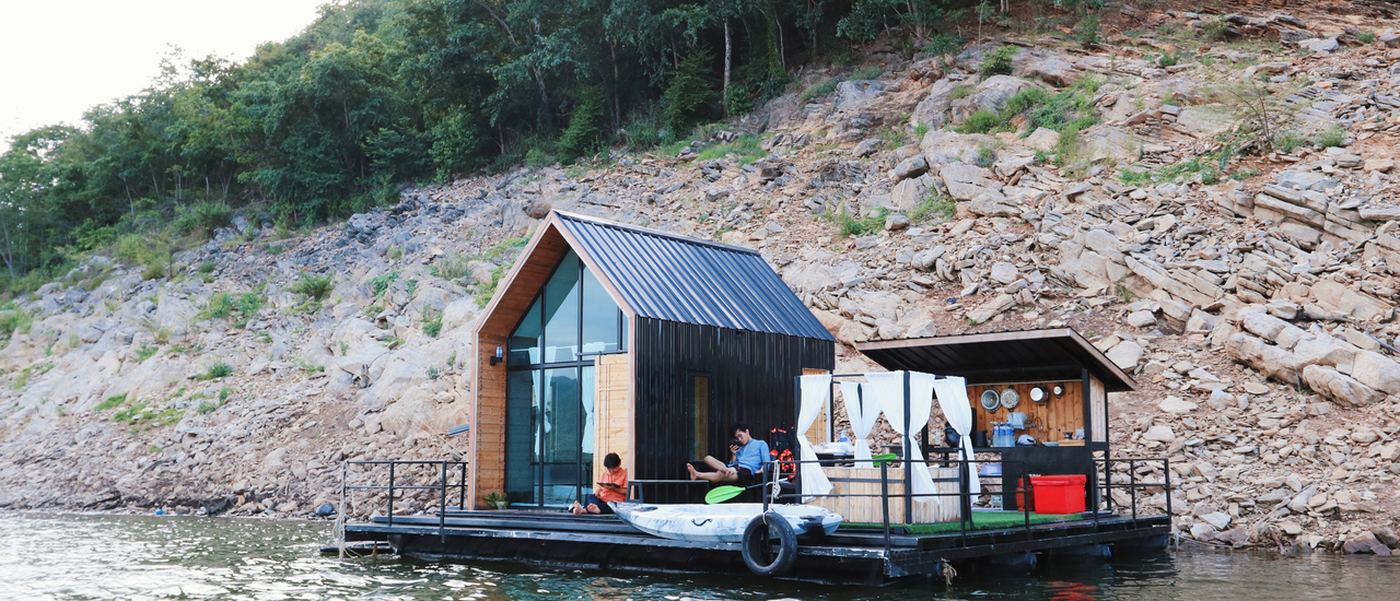 cover หนีความวุ่นวาย ไปพักแพส่วนตัวที่ LEISURE RAFT จ.กาญจนบุรี | BLISS OUT THERE